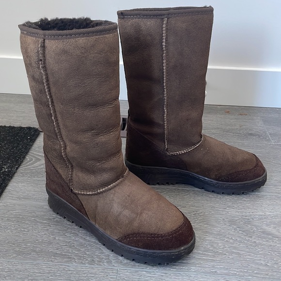 UGG Australia Sheepskin Boots - Picture 2 of 7